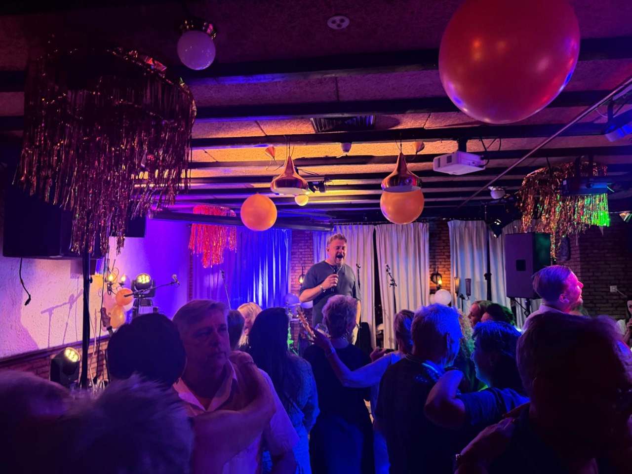 Een gezellige feestavond met een zanger en gasten