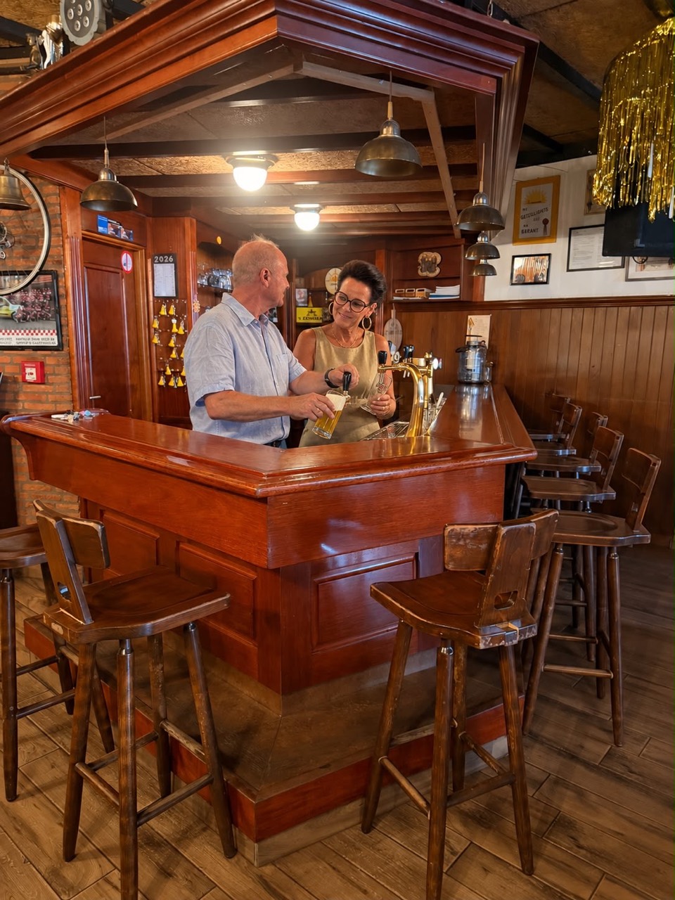 Een gastvrij moment achter de houten bar van ’t Zonneke