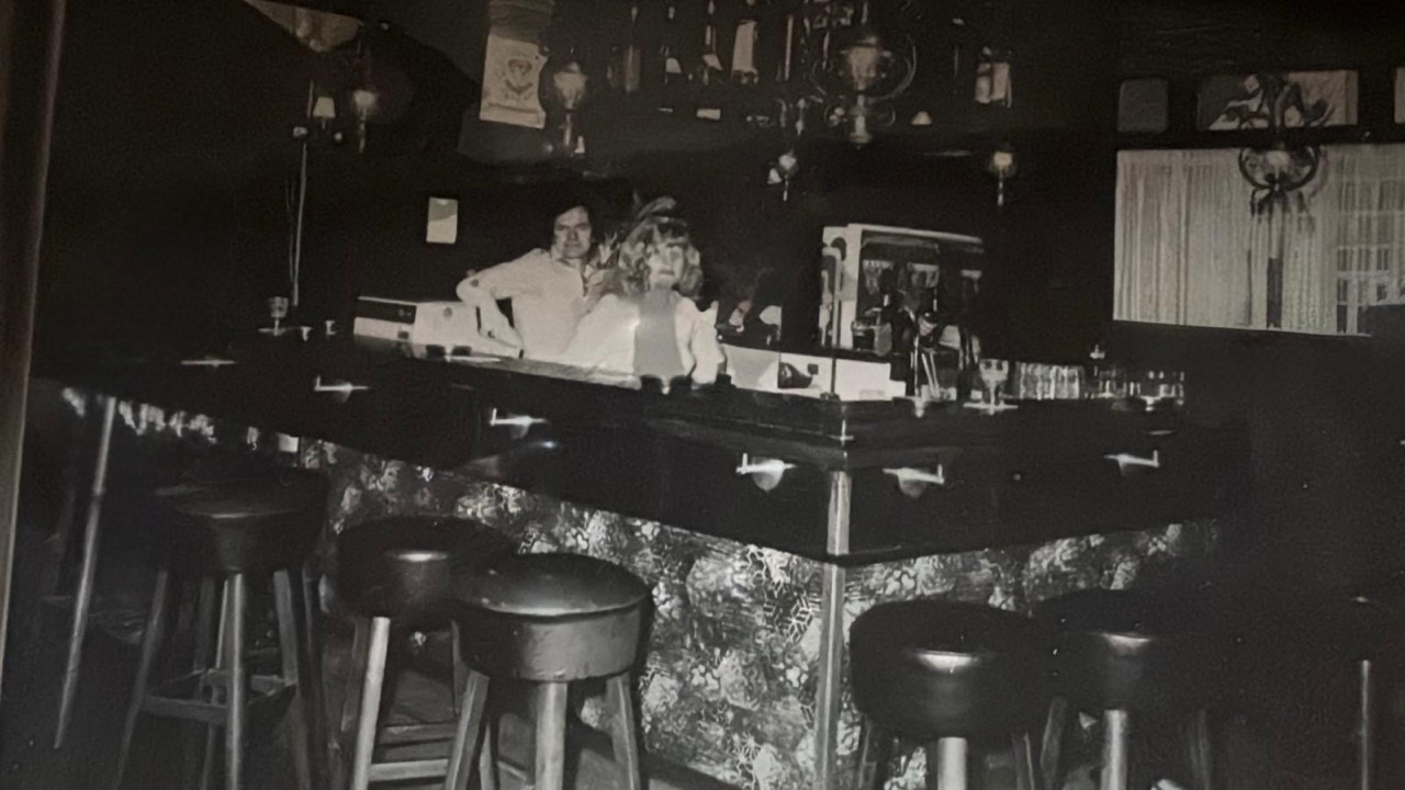 Jan en Annie Kastelijns achter de bar van ’t Zonneke, op een historische zwart-witfoto