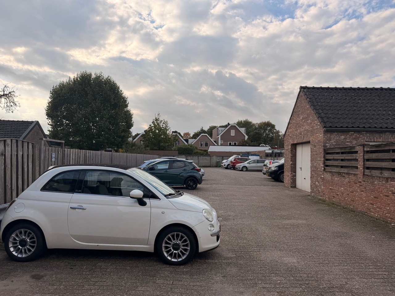 Auto’s op de eigen parkeerplaats van Hotel Café ’t Zonneke